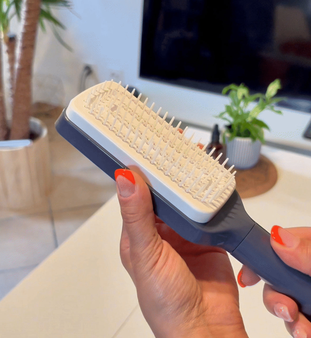 ILYBRUSH self-cleaning hairbrush
